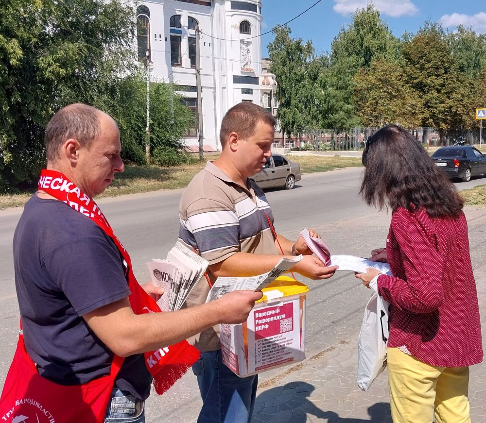 Балаковские коммунисты продолжают проведение голосования по Народному референдуму на городских улицах