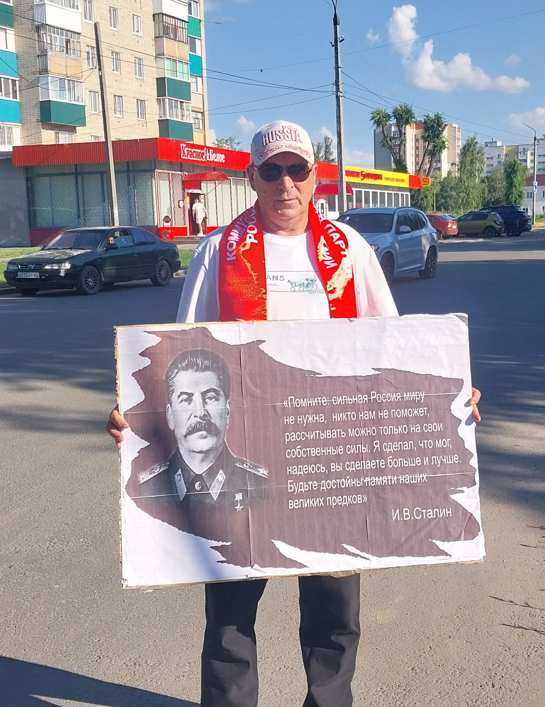 Одиночный пикет в Балаково в поддержку возрождения Родины и укрепления суверенитета страны
