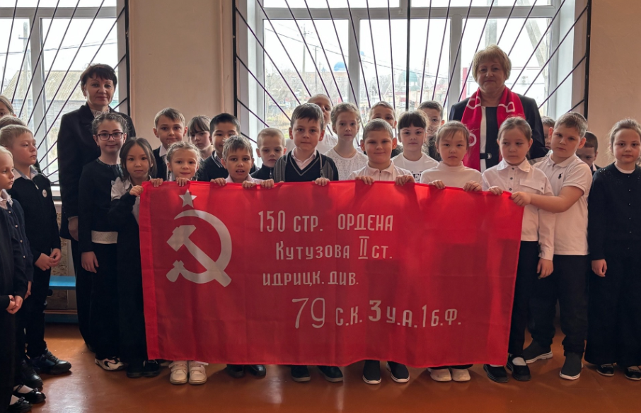 Дергачи. В МОУ «СОШ 1» Наталья Щербань вручила благодарственное письмо и копию Знамени Победы.