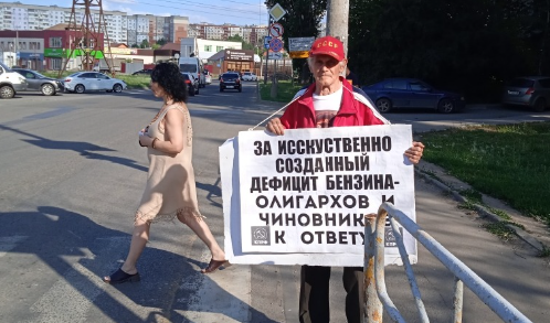 Когда бензина в баке мизер, то приходится пересаживаться на общественный транспорт
