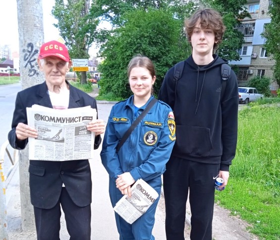 Активисты Ленинского райкома КПРФ продолжили акции в защиту детей