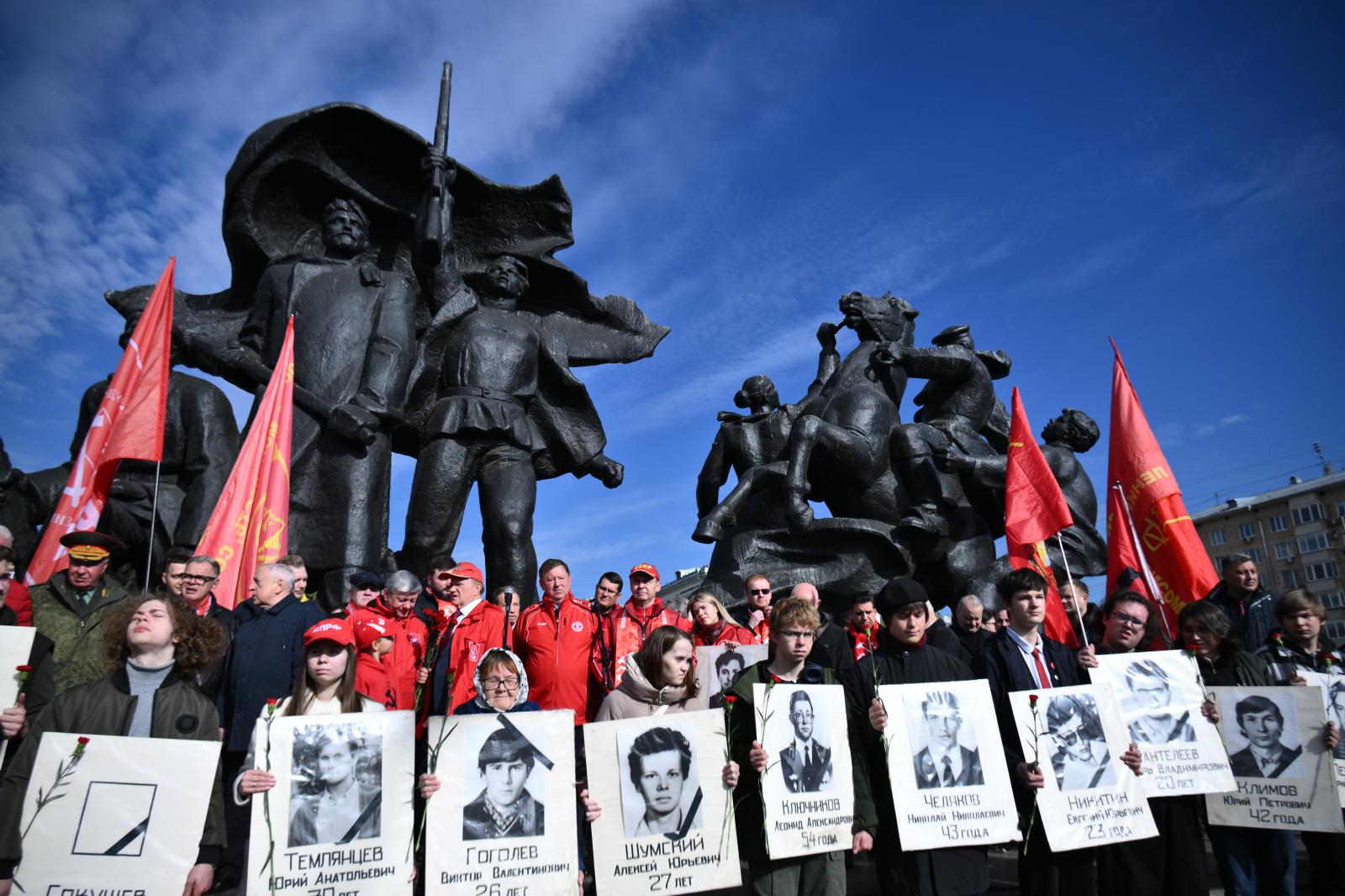 «Не забудем, не простим!»: акция КПРФ памяти защитников Белого дома в октябре 1993 года