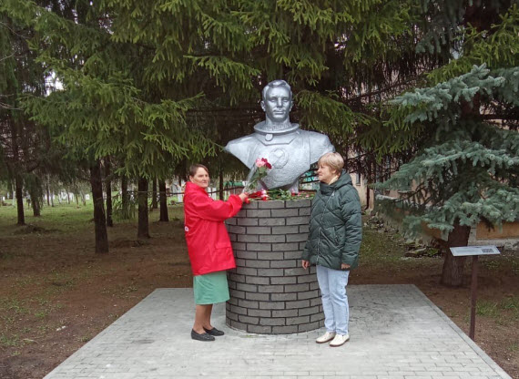 Аткарские активисты КПРФ возложили цветы к памятнику Ю.А.Гагрину