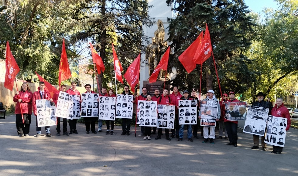 В Саратове состоялась акция памяти, посвященная 33-й годовщине со дня расстрела защитников Белого дома