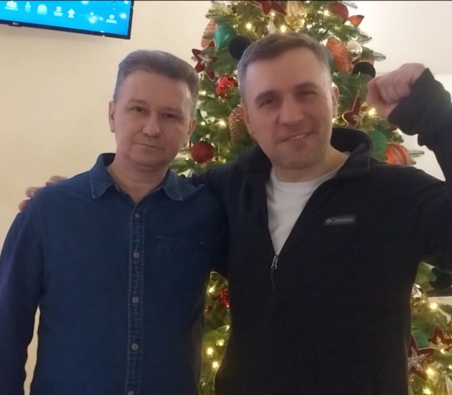 Член ЦК КПРФ, политический и общественный деятель Николай Бондаренко и первый секретарь Балаковского местного отделения КПРФ Вячеслав Башмаков поздравили с наступающим Новым Годом