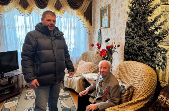 Депутат-коммунист поздравил с юбилеем ветерана