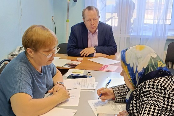 Депутат-коммунист Владимир Есипов провёл приём граждан в Заводском районе