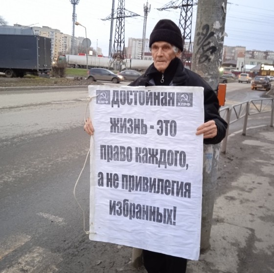 Плакат и газета «Коммунист- век 20-21» — отличные агитаторы и пропагандисты!