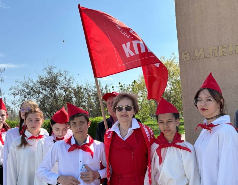 Коммунисты, пионеры, представители общественности Ровенского района возложили цветы к памятникам В.И. Ленину и И.В. Сталину