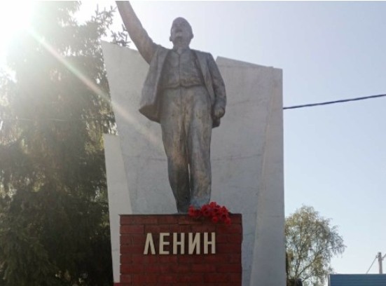 Коммунисты Романовского района возложили цветы к памятнику В.И. Ленину