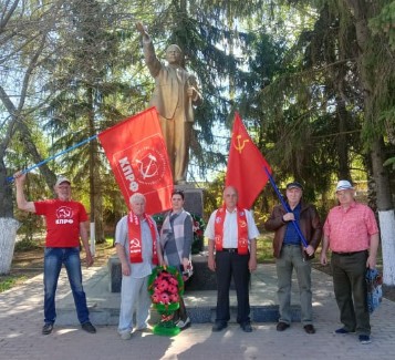 Лысогорские коммунисты возложили цветы к памятнику В.И. Ленину