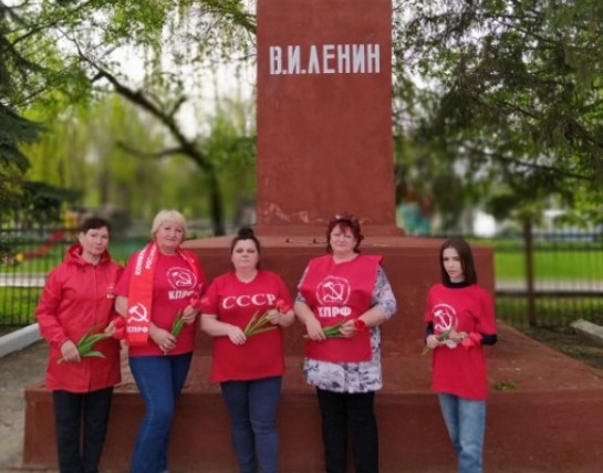 Екатериновка. Цветы к памятнику В.И. Ленину