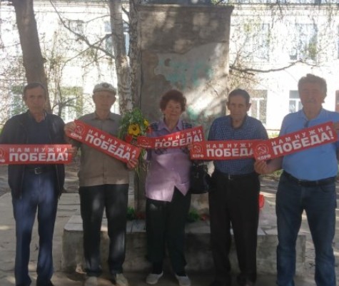 Балтайские коммунисты возложили цветы к памятнику В.И. Ленину