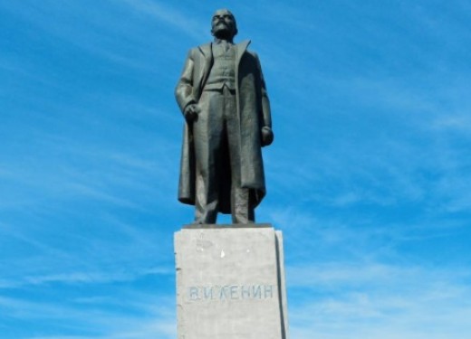 Марксовские коммунисты возложили цветы к памятнику Ленину
