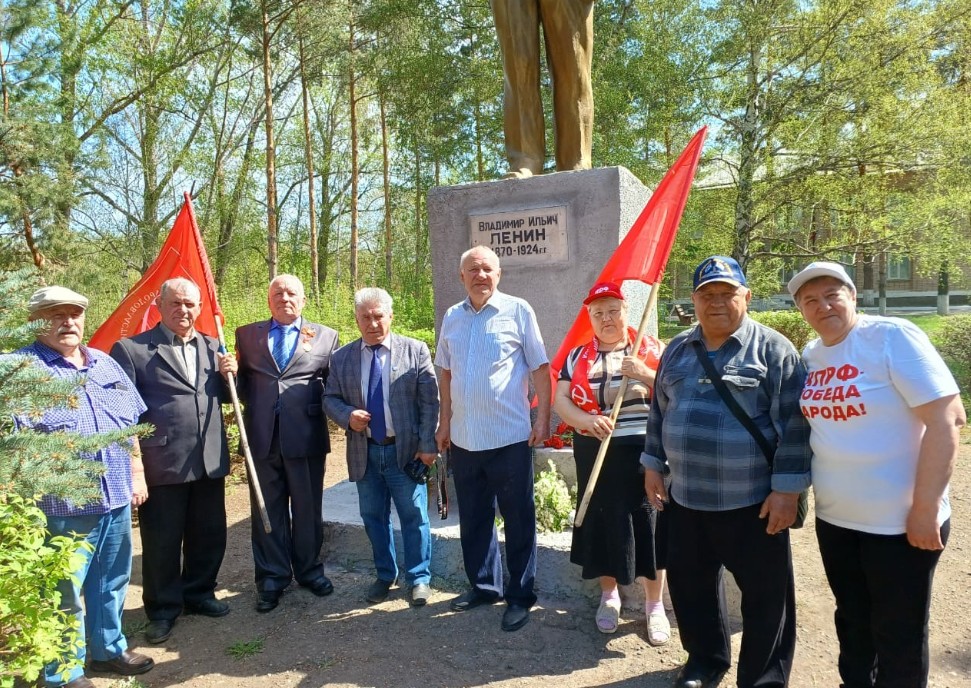 Духовницкие коммунисты возложили цветы к памятнику В.И. Ленину