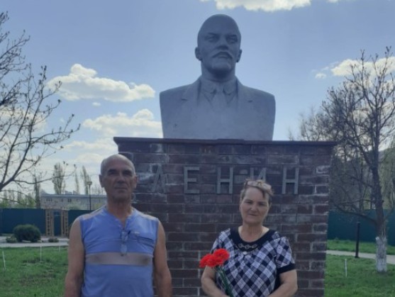 Аткарские коммунисты возложили цветы к памятнику В.И. Ленину