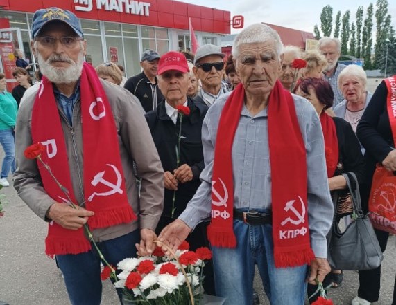 Коммунисты Базарно-Карабулакского района возложили цветы к памятнику погибшим войнам