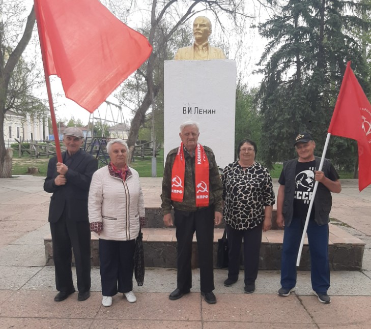 Новоузенские коммунисты возложили цветы к памятнику В.И. Ленину