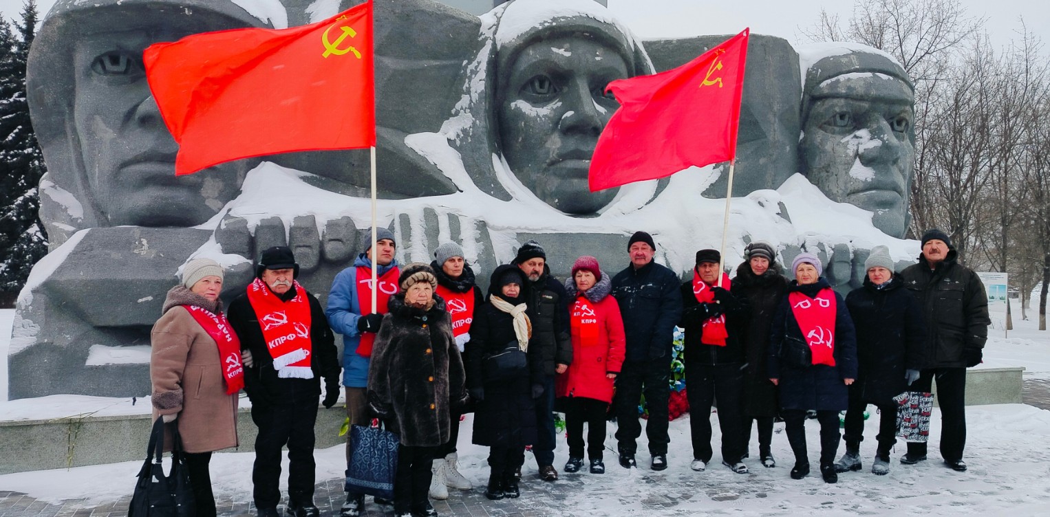 Коммунисты и сторонники партии Балашовского района возложили венок и цветы к Монументу славы