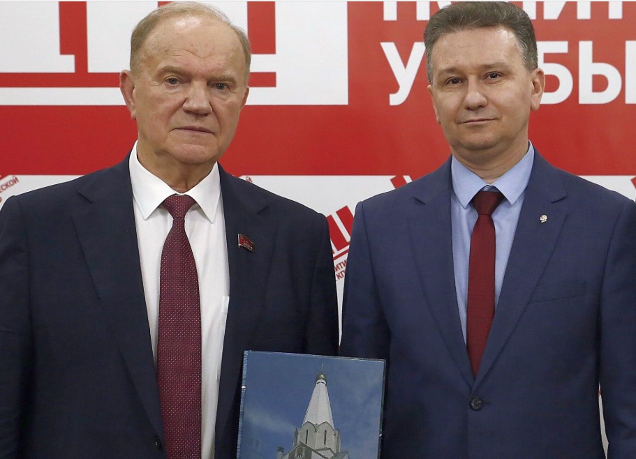 Г.А. Зюганов принял в дар книгу «Балаковская народная  энциклопедия»
