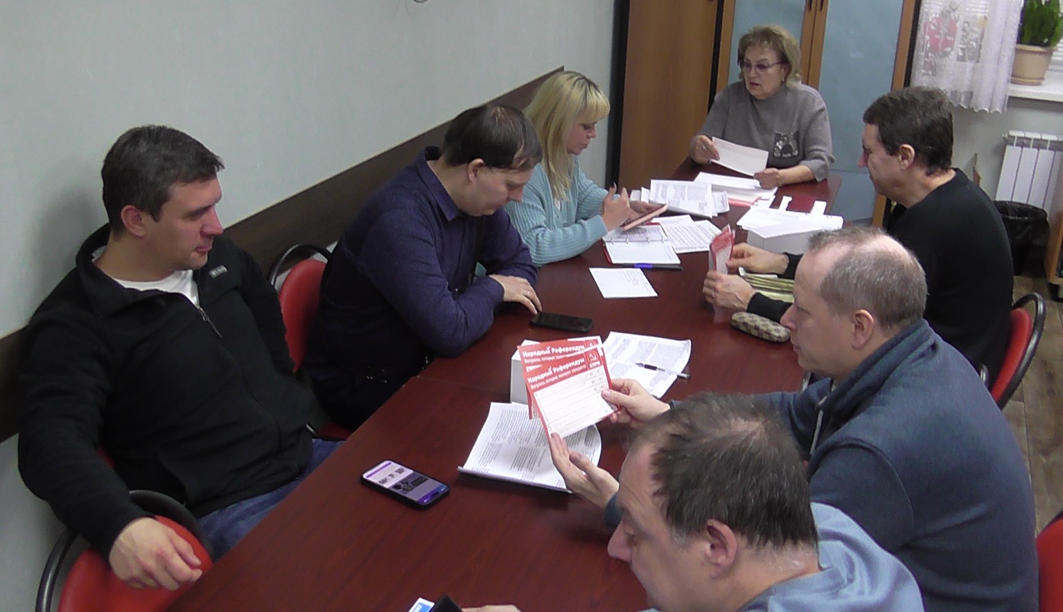 В Саратовском обкоме КПРФ состоялось очередное заседание штаба по проведению Народного референдума, инициированного КПРФ
