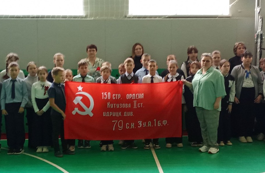 Екатериновские коммунисты передали копию Знамени Победы