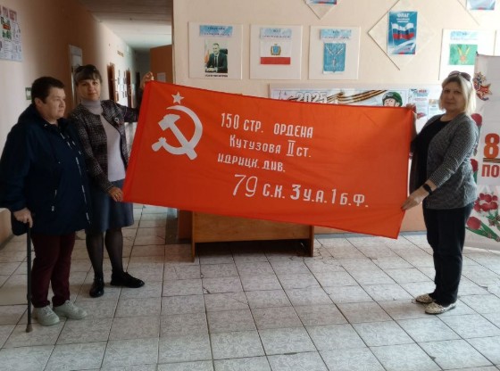 Активисты Краснокутского РК КПРФ передали копии Знамени Победы