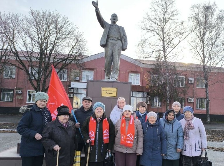 Коммунисты Самойловского районного отделения КПРФ провели памятную акцию у памятника В.И Ленину