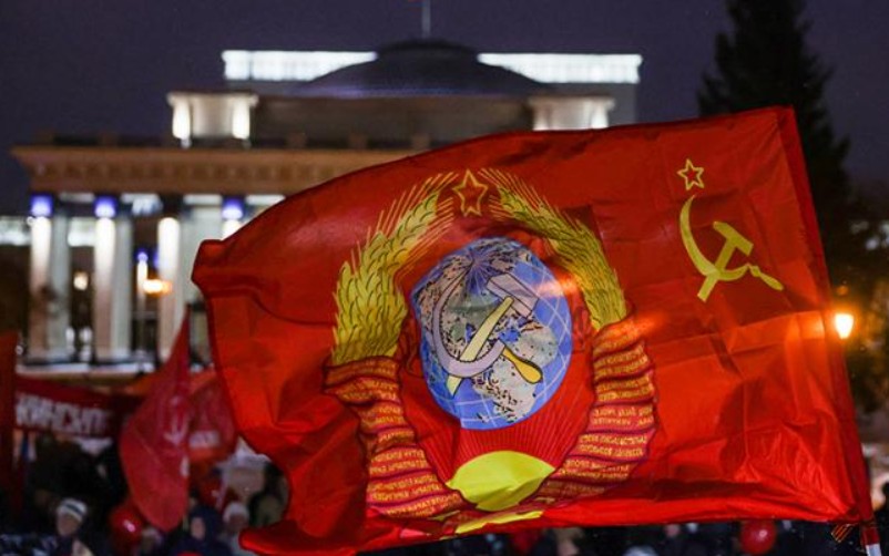 Парадокс 7 ноября: Российской начальство хочет править как Сталин, а жить как Абрамович